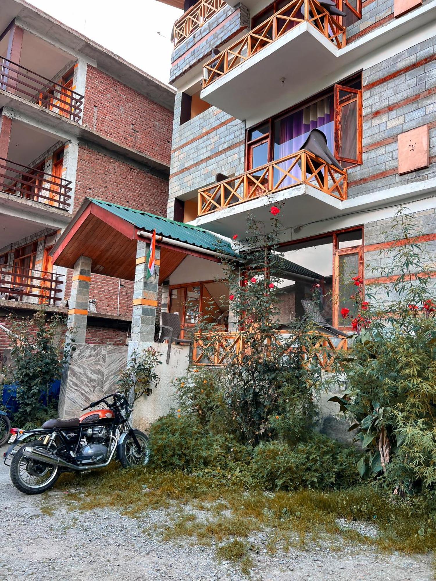 Yolo Backpackers - Manali Hostel Exterior photo